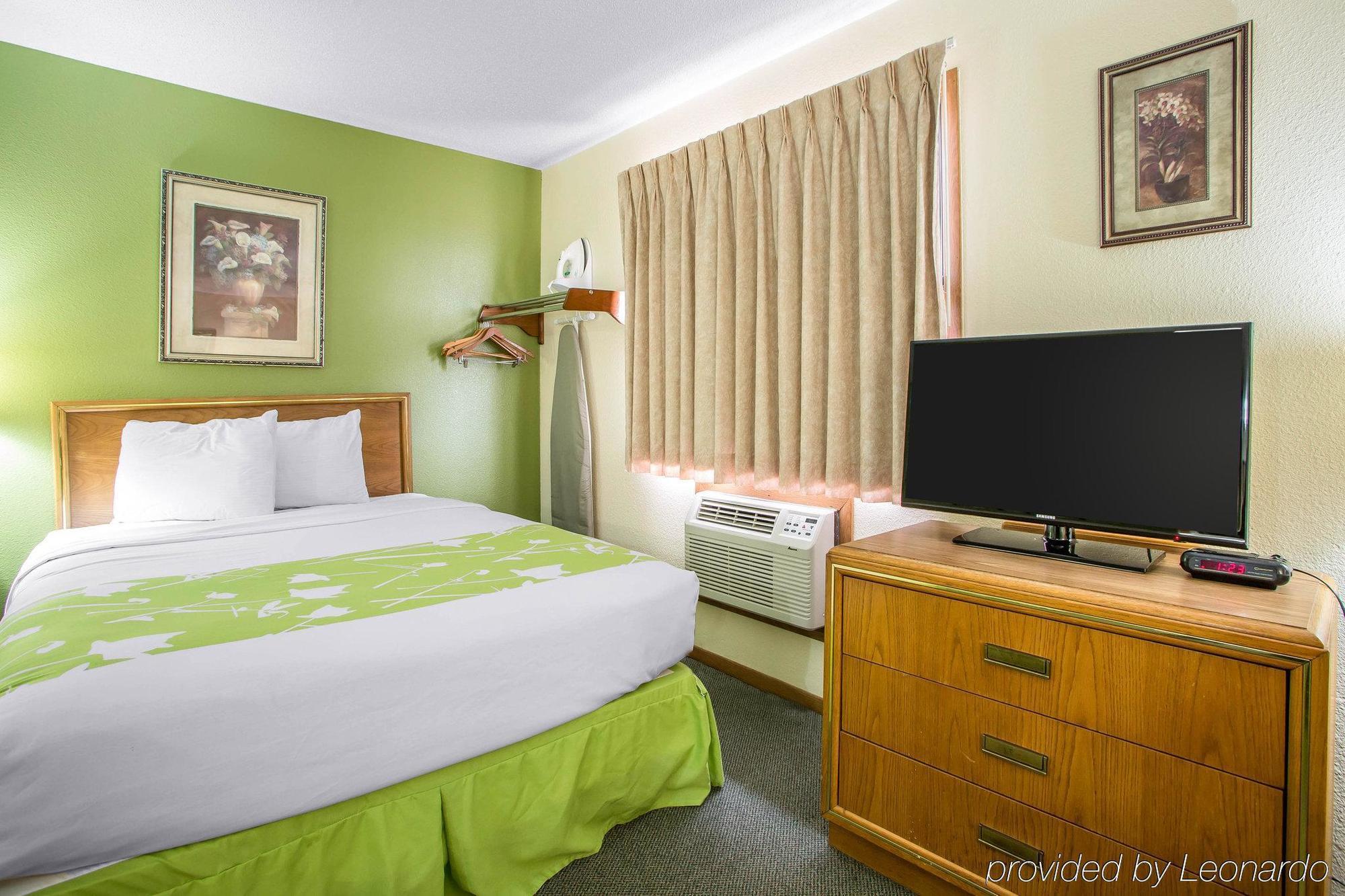 Econo Lodge Inn & Suites Dubuque Εξωτερικό φωτογραφία