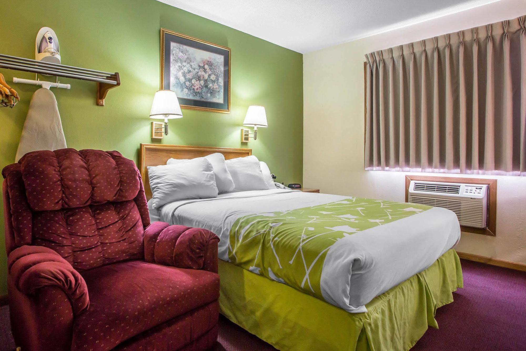 Econo Lodge Inn & Suites Dubuque Εξωτερικό φωτογραφία