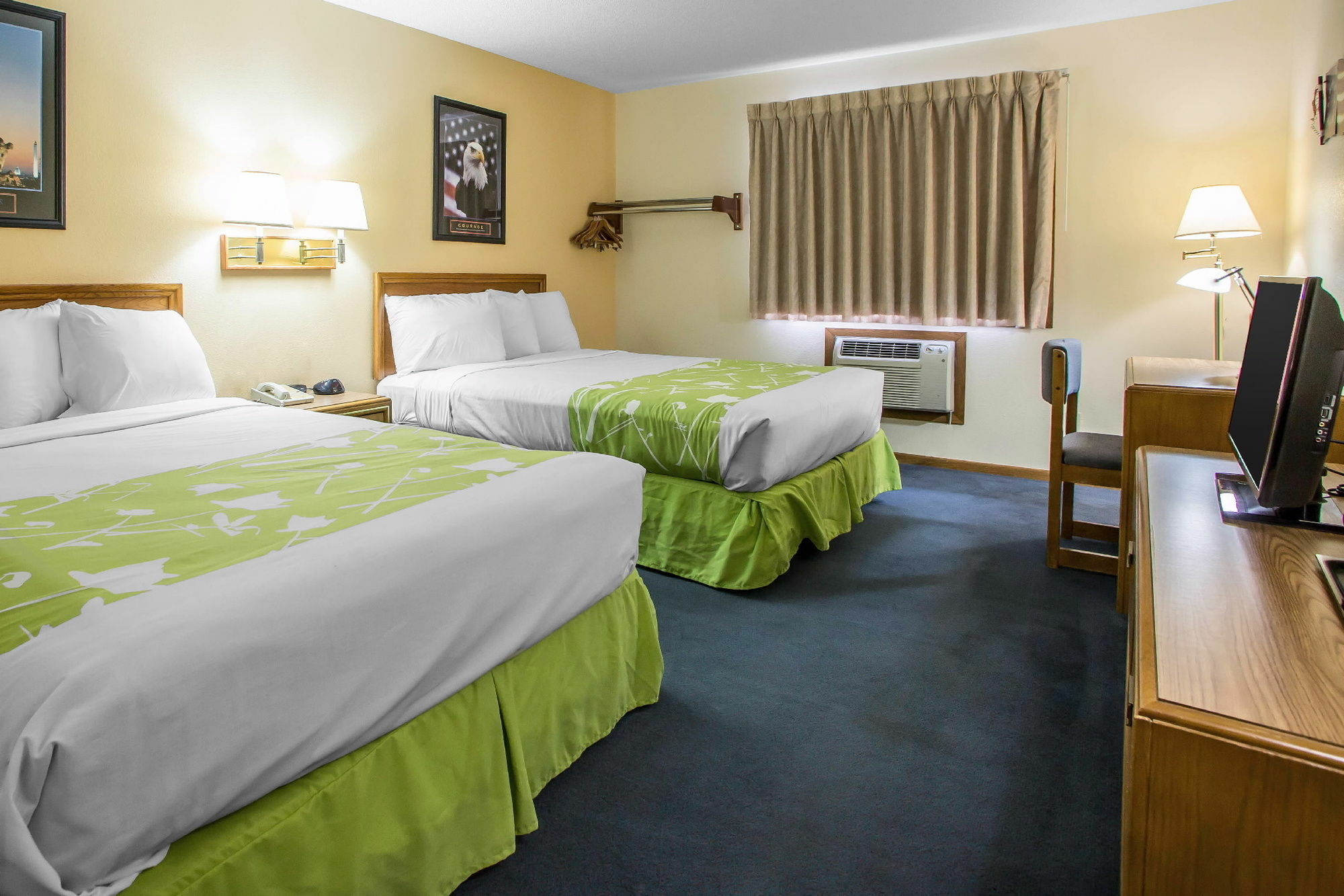 Econo Lodge Inn & Suites Dubuque Εξωτερικό φωτογραφία
